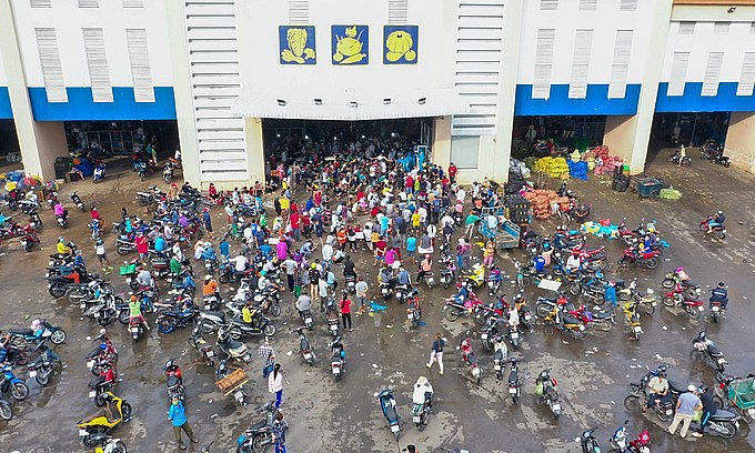 Vendors of Binh Dien wholesale market gather for coronavirus tests in July 2021. Photo: VnExpress