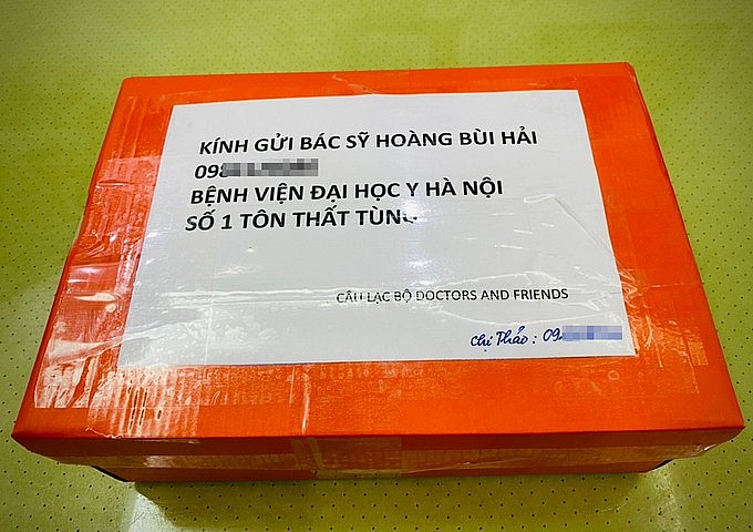 Hanoi's Running Community Donates Supplies to Doctors