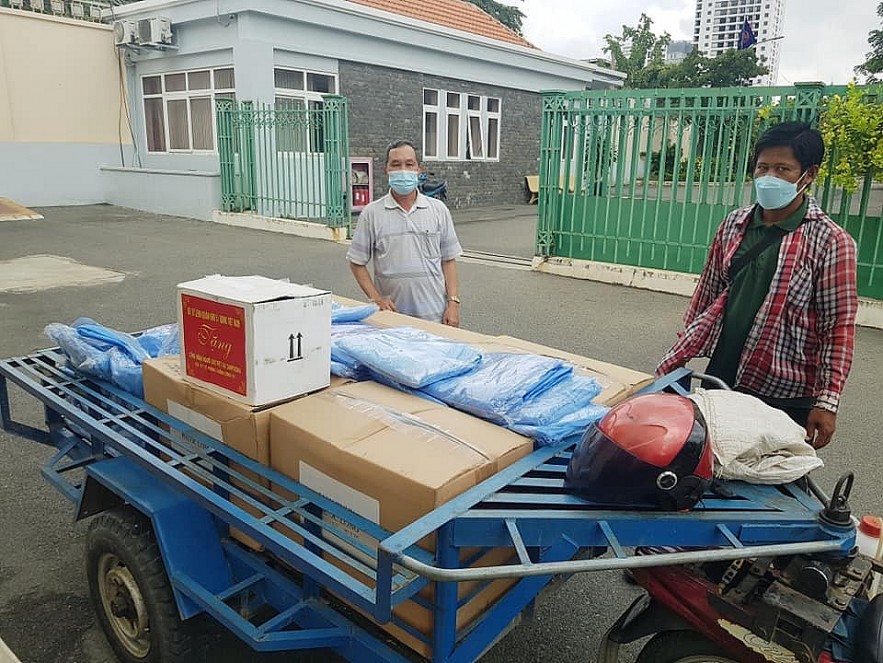 Vietnamese in Cambodia Receive Relief Aids Amid Covid-19 Fight