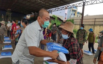 Vietnamese in Cambodia Receive Relief Aids Amid Covid-19 Fight