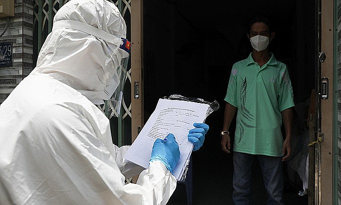 A medical staff checks on a Covid patient staying at home in Thu Duc City, HCMC, September 3, 2021. Photo: VnExpress