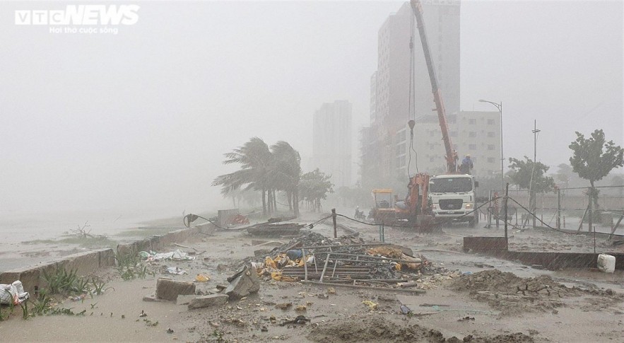 Though Conson is yet to make landfall, strong winds and high tidal surges have damaged parts of the sea embankment system in Da Nang city. Photo: VTC