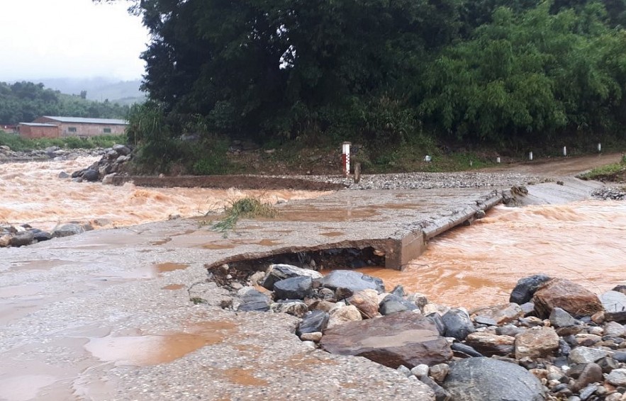 Risiing floodwaters damage parts of a provincial road in Kon Tum. Photo: VOV