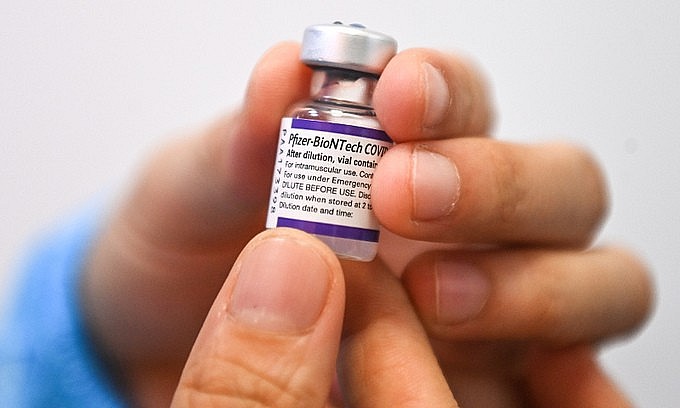 A medical staff holds a Covid-19 vaccine container in Hanoi, September 11, 2021. Photo: VnExpress