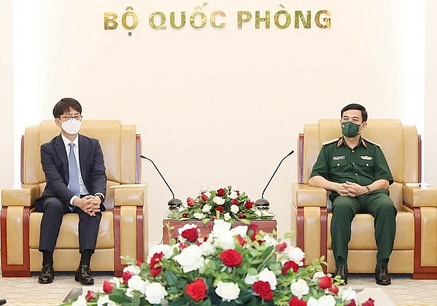 Vietnam’s Minister of National Defence Gen. Phan Van Giang (right) receives Korea Vice Minister of National Defence Park Jae-min on September 16. Photo: VNA