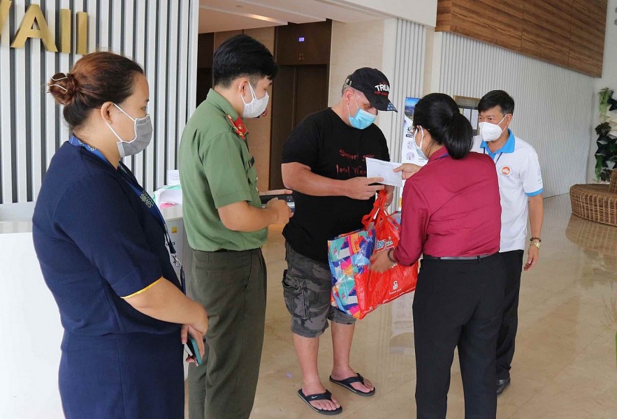 Foreigners in Difficulty in Ho Chi Minh City Receive Support Amid Covid-19