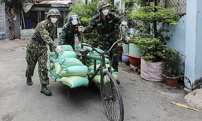 Soldiers deliver food to people in Binh Thanh District, HCMC, September 2, 2021. Photo: VnExpress