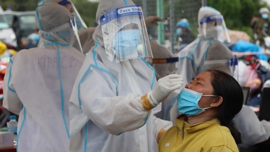 Taking nasal swabs for Covid-19 testing. Photo: VOV