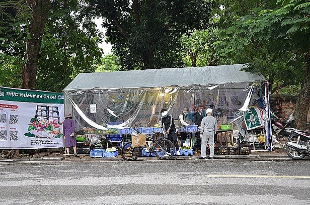 From Plastic Waste to Food: Unique Model Hanoi's Newest Green Scheme: Exchanging Plastic Waste for Food