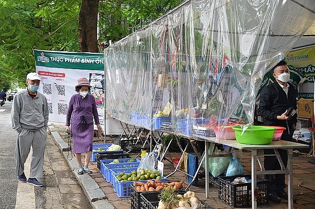 From Plastic Waste to Food: Unique Model Hanoi's Newest Green Scheme: Exchanging Plastic Waste for Food