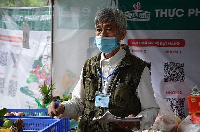 From Plastic Waste to Food: Unique Model Hanoi's Newest Green Scheme: Exchanging Plastic Waste for Food