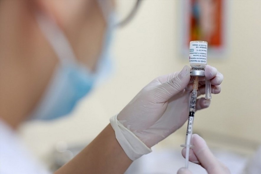 The capital city plans to give COVID-19 booster shots to adults aged 18 and above next year. Photo: Lao Dong