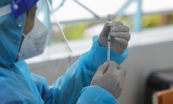 A health worker prepares a Covid-19 vaccine shot in HCMC's District 1, October 27, 2021. Photo: VnExpress