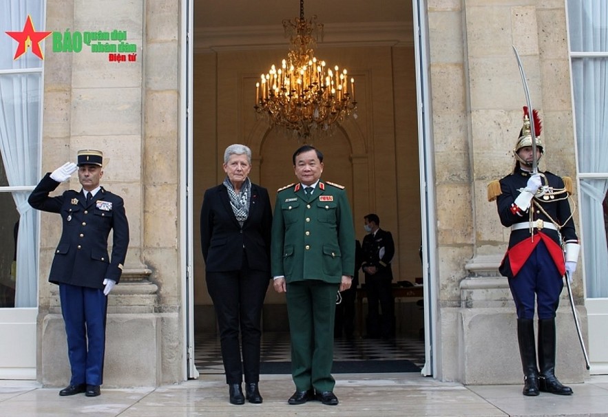 Minister Delegate Geneviève Darrieussecq (L) welcomes Deputy Minister Hoang Xuan Chien in Paris on November 4 before their talks. Photo: qdnd.vn