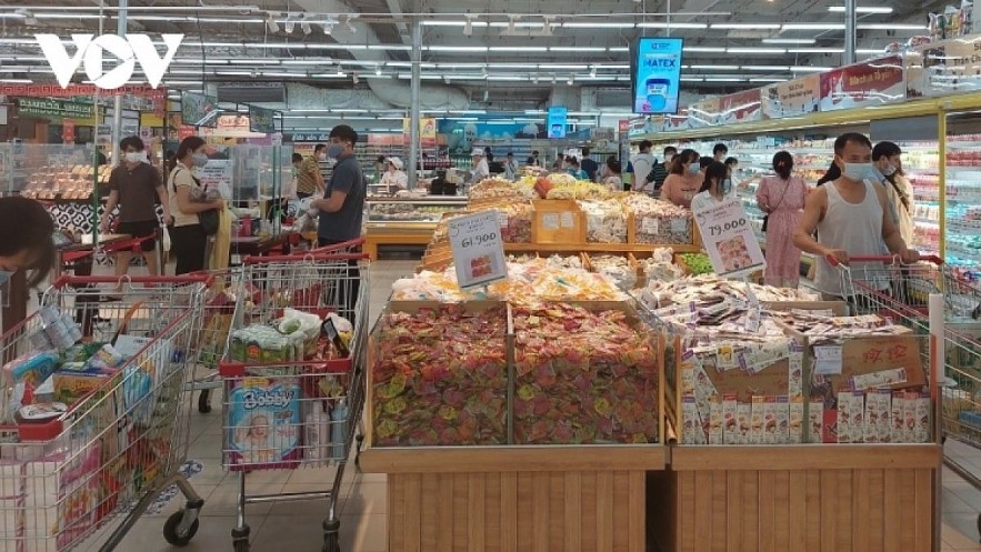 Commercial centres and supermarkets always attract a lot of people going shopping, with many having subjective psychology regarding pandemic prevention and control. Photo: VOV