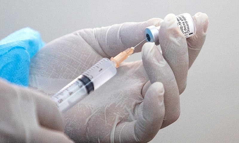 A medical staff prepares to inject Covid-19 vaccine into a person in District 1, Ho Chi Minh City, October 27, 2021. Photo: VnExpress