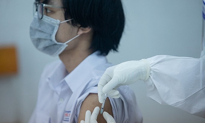 A student receives a Covid-19 vaccine shot in HCMC's District 1, October 27, 2021. Photo: VnExpress