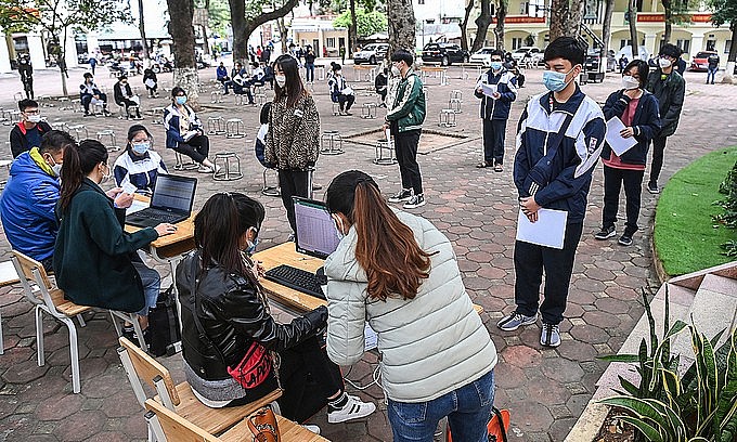 Students at the Quang Trung High School in Dong Da District, Hanoi, line up to be vaccinated against Covid-19 on Nov. 23, 2021. Photo: VnExpress