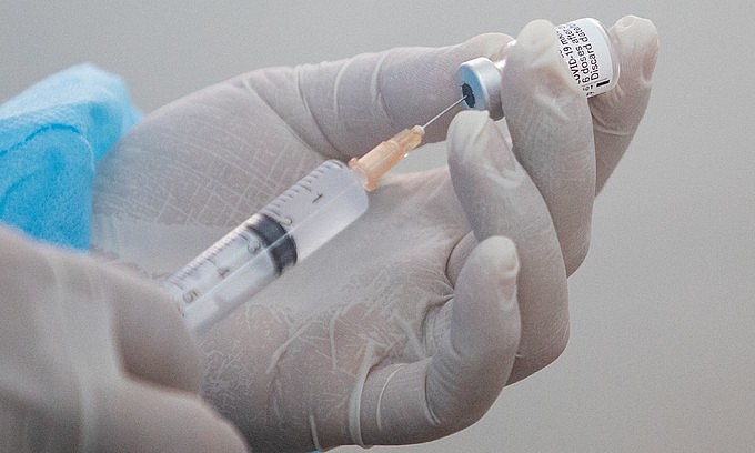 A health worker prepares a Covid-19 vaccine shot in HCMC's District 1, October 27, 2021. Photo: VnExpress