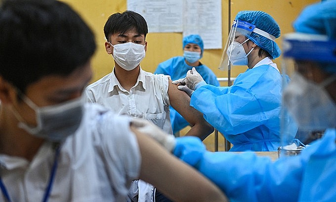 Students in Hanoi take Covid-19 vaccine shots, November 23, 2021. Photo: VnExpress