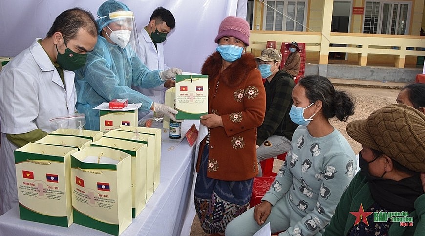 Vietnamese-Laotian Doctors Organize Free Medical Examinations for People in Se Pon District