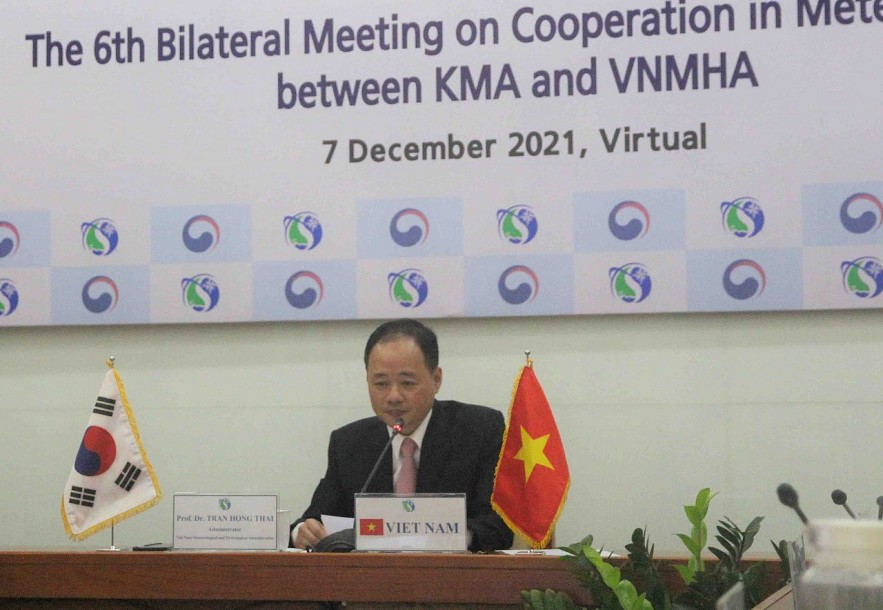 Prof. Dr. Tran Hong Thai, Director General of the General Department of Hydrometeorology of Vietnam speaks at the meeting