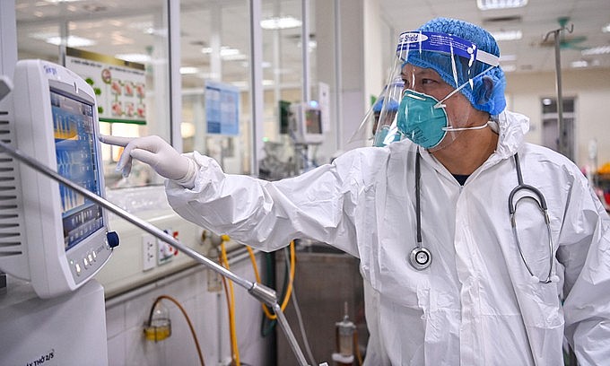 A doctor is seen inside an intensive care unit of a hospital in Hanoi, December 8, 2021. Photo: VnExpress