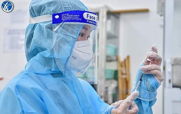 A medic is about to inject a Covid-19 vaccine shot. Photo: VNA
