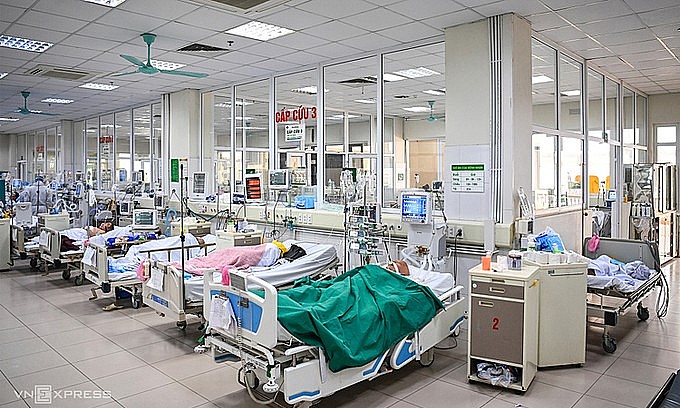 Covid patients are treated at Hanoi's National Hospital for Tropical Diseases, December 2021. Photo: VnExpress