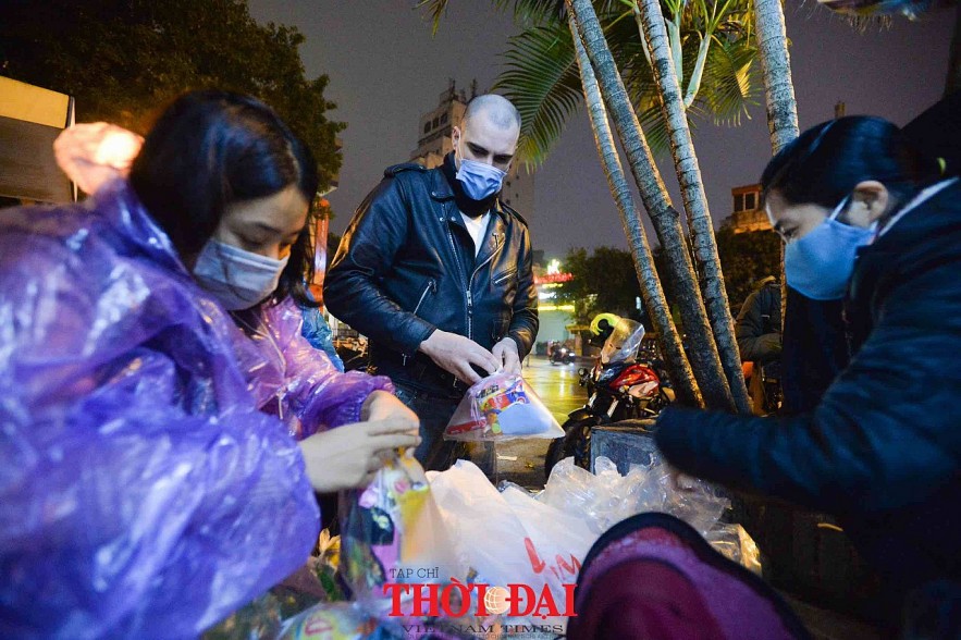 British Man Helps Hanoi's Homeless