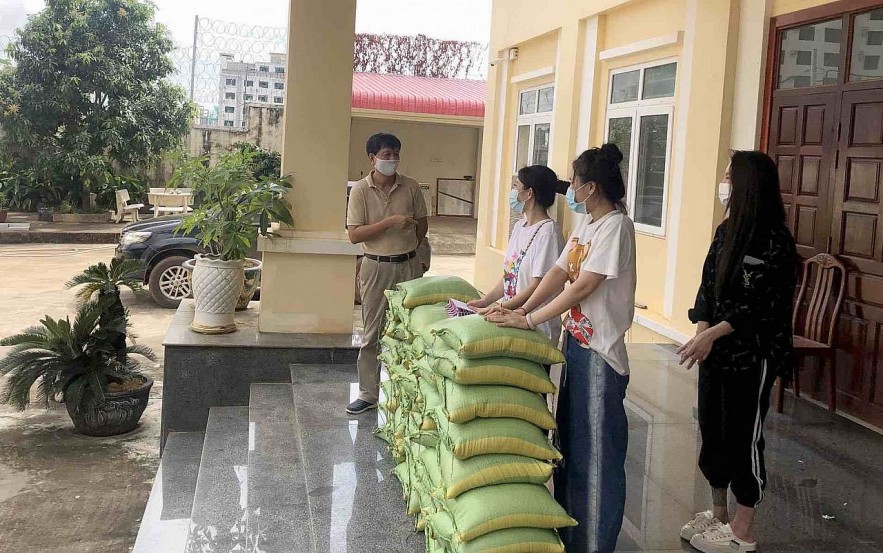 Overseas Vietnamese in Cambodia Support Each Other in Difficulties