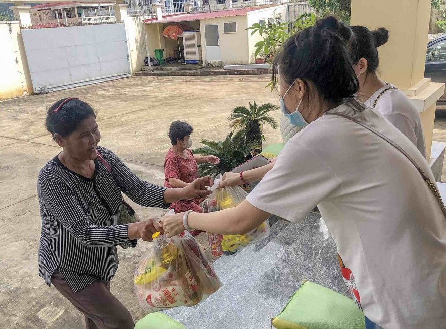 Overseas Vietnamese in Cambodia Support Each Other in Difficulties
