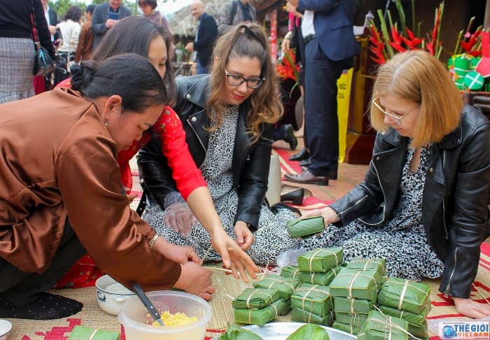foreign diplomats learn to make chung cake for the first time
