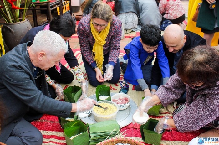 foreign diplomats learn to make chung cake for the first time