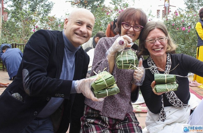 foreign diplomats learn to make chung cake for the first time