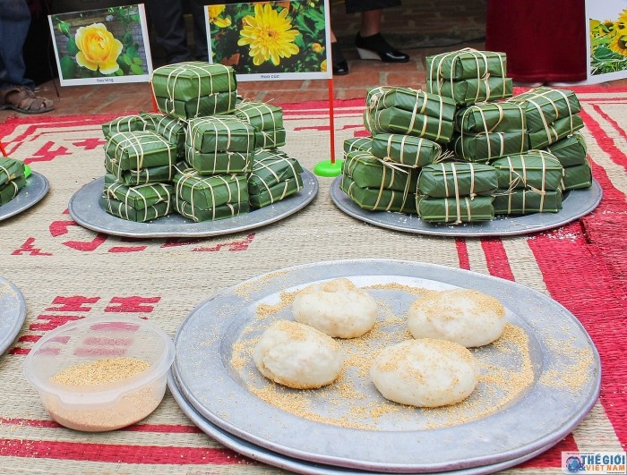 foreign diplomats learn to make chung cake for the first time