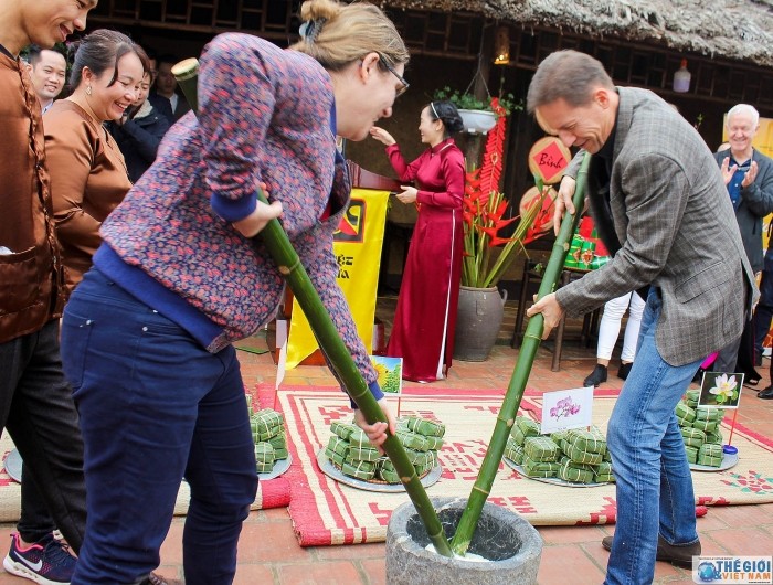 foreign diplomats learn to make chung cake for the first time