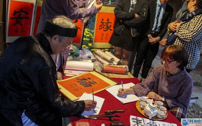 foreign diplomats learn to make chung cake for the first time