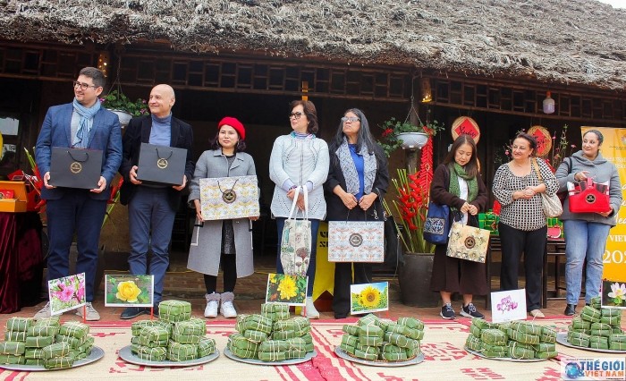 foreign diplomats learn to make chung cake for the first time