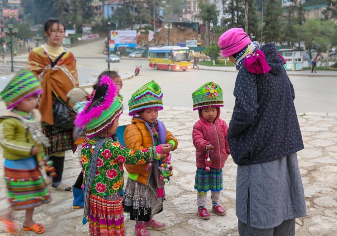 sa pa authorities recommend tourists not to buy goods from local children