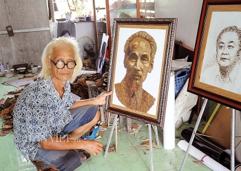 Vietnamese artist makes painting out of lotus leaves
