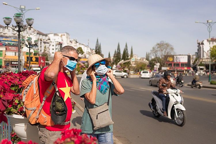 how to avoid trouble when extending visa in vietnam amid covid 19