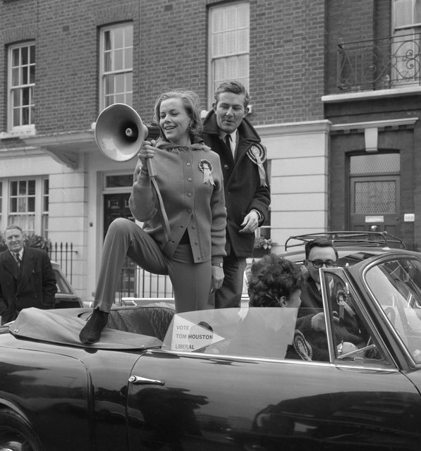 news world today life and career of james bond star honor blackman photos