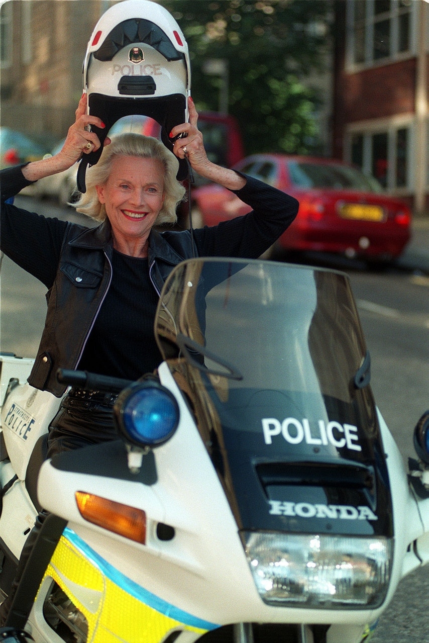 news world today life and career of james bond star honor blackman photos