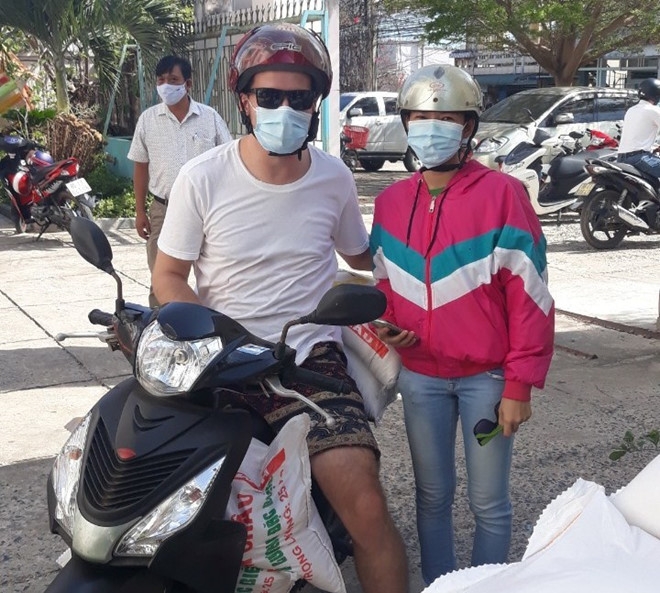 foreign tourist donates vietnams rice atm to support those affected by covid 19