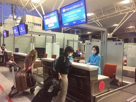Vietnam supports repatriation of 50 Italian citizens, aiding 4 tons medical equipment