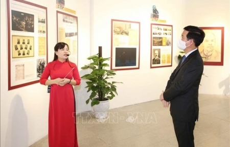 Hanoi officials pay tribute to Lenin on his birthday