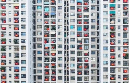 Picture: National flags simultaneously hung up Hanoi apartment raising Covid-10 fight spirit