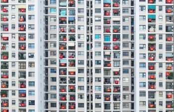picture national flags simultaneously hung up hanoi apartment raising covid 10 fight spirit