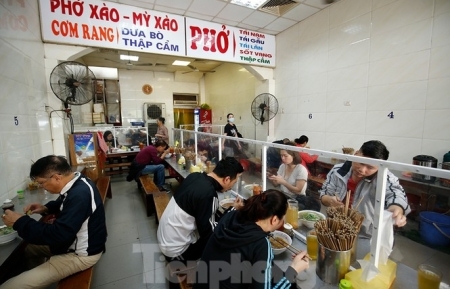 Hanoi restaurants install ‘mica barriers’ as COVID-19 prevention